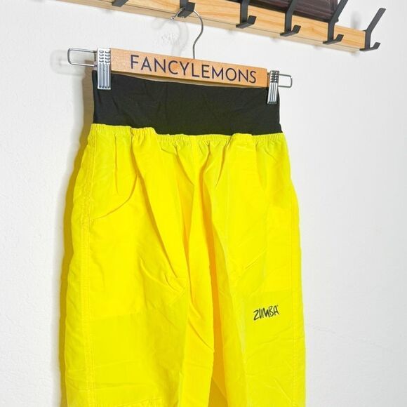 Zumba NWT! Women's Stellar Cargo Capri Pants in Lemon w/Elastic Waist Size M - Picture 2 of 5